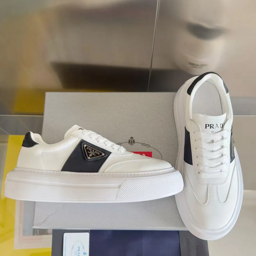 👟👟Ex-factory price 600👟👟 Couple model Prada Latest Couple model Triangle logo Thick sole Casual white shoes Sneakers Original purchase development and production This sneaker combines simple lines and distinctive details into a modern design. The leather upper presents a refined silhouette, with the Prada contrasting logo embellished on the tongue and side inserts. Exquisite packaging at the delivery counter 🛍📦 ▪️Fabric: Original custom imported cowhide material ▪️Lining: Original custom made soft sheepskin ▪️Sole: Original molded non-slip rubber outsole ▪️Sole thickness: 4CM ▪️Size: Women's 35-40 / Men's 39-45